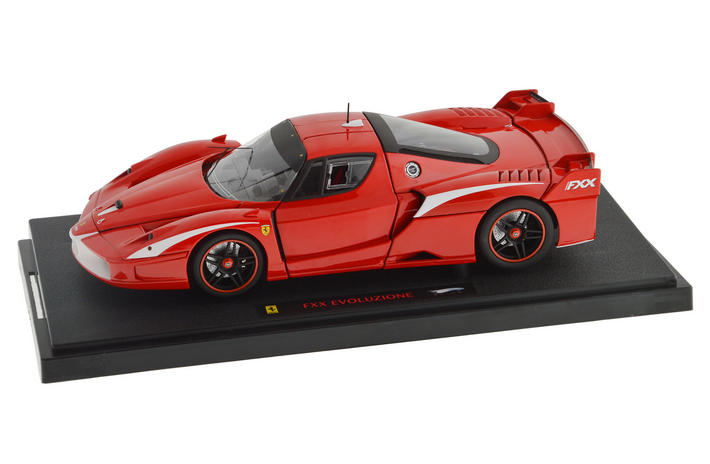 Ferrari FXX Evoluzione im Maßstab 1:18