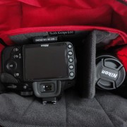 Crumpler QE 600 offen mit Kamera